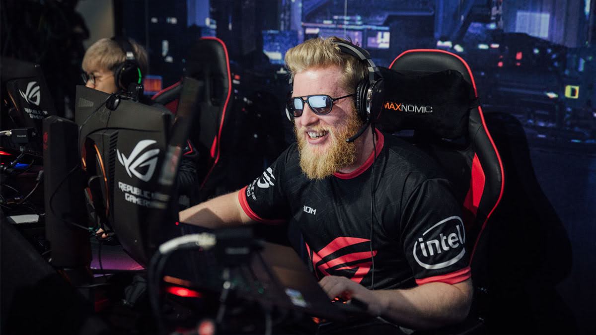 image of fl0m, a pro player and streamer of counter strike 2