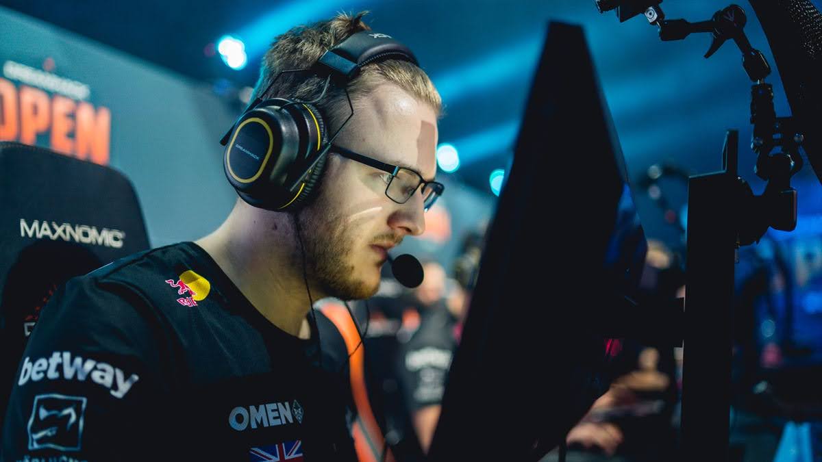 smooya the pro cs2 player in maximum focus while looking at the screen very closely