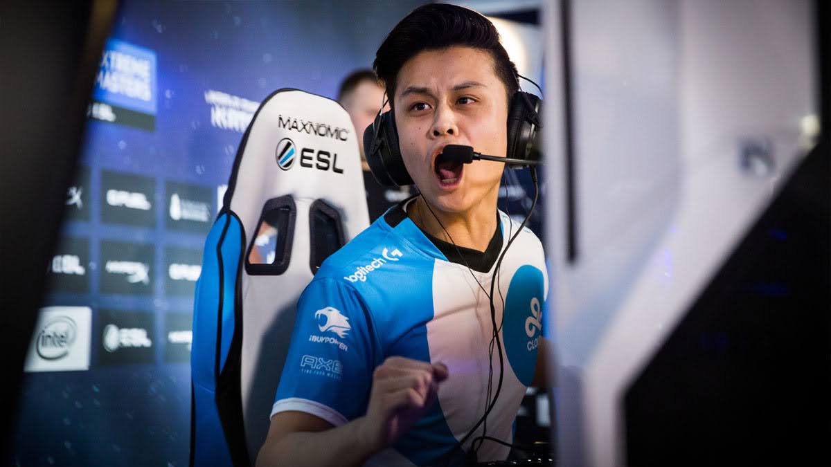 Stewie2K a pro player in Counter Strike 2 celebrating a good play