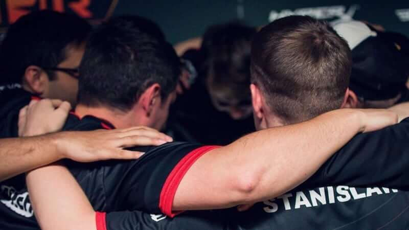 faceit-major-playoffs-team-huddle