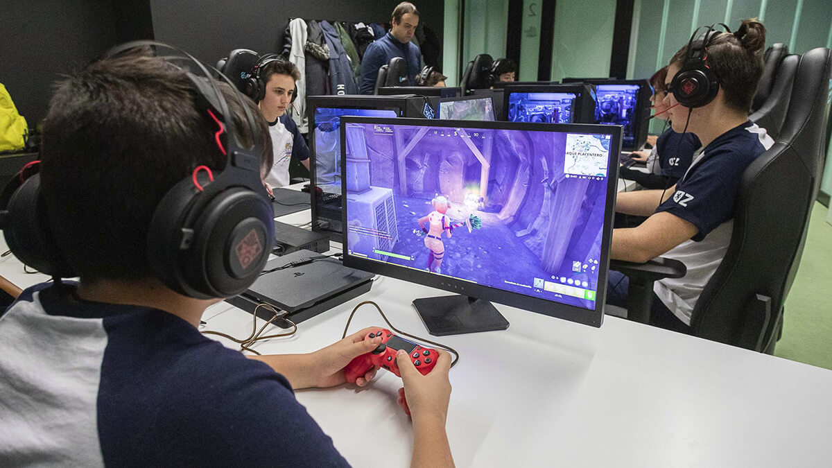 image of an esports team practicing fortnite together