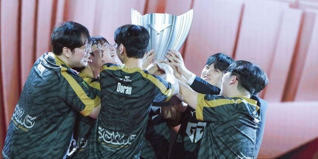 Gen.G League of Legends players celebrating with the LCK championship trophy