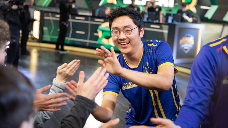 golden-guardians-with-fans-at-lcs-2019-week-9
