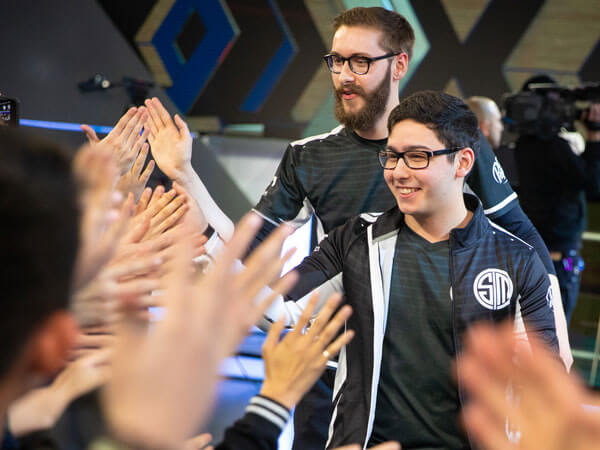 team-solo-mid-with-fans-at-lcs-spring-week-9-feature