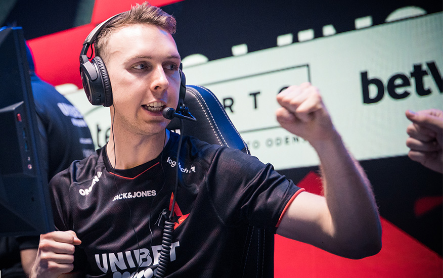 image of cs2 pro player gla1ve at a tournament