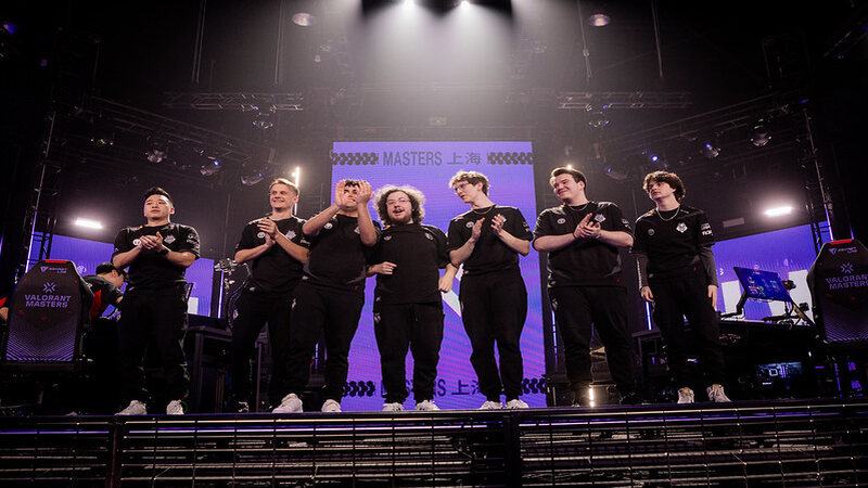 G2 Valyn and G2 Esports celebrate win over T1