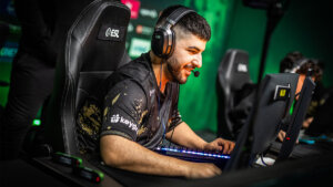 Why do CS players tilt their keyboards?