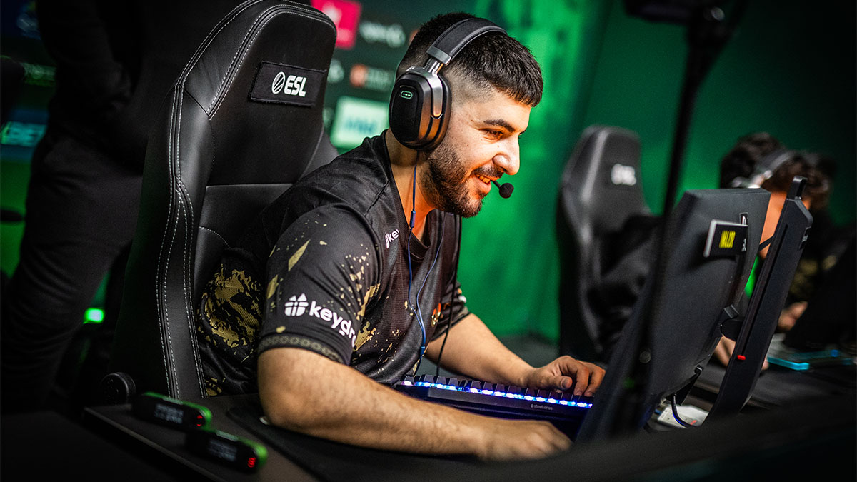 why do CS players tilt their keyboards