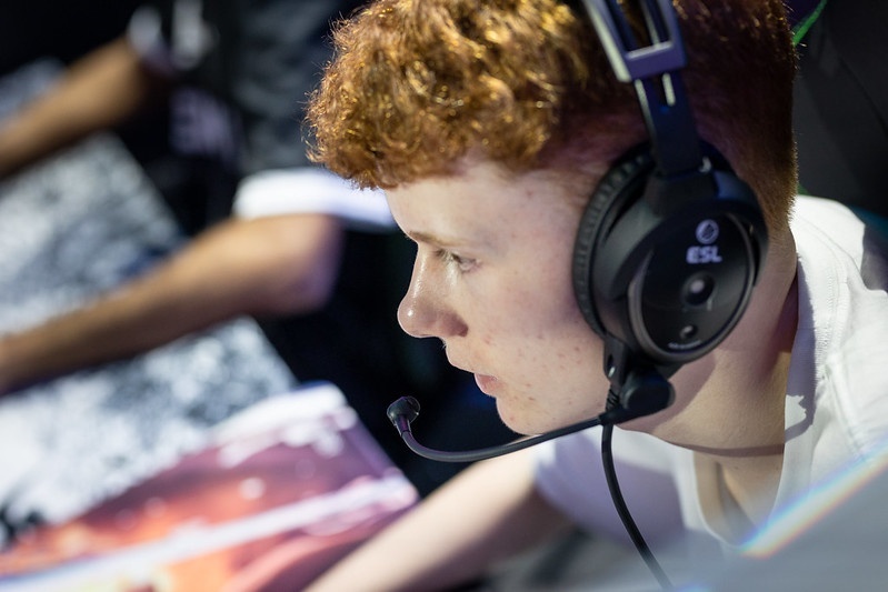 Eomzo Jaxon Fretz focused while playing Fortnite at an esports event