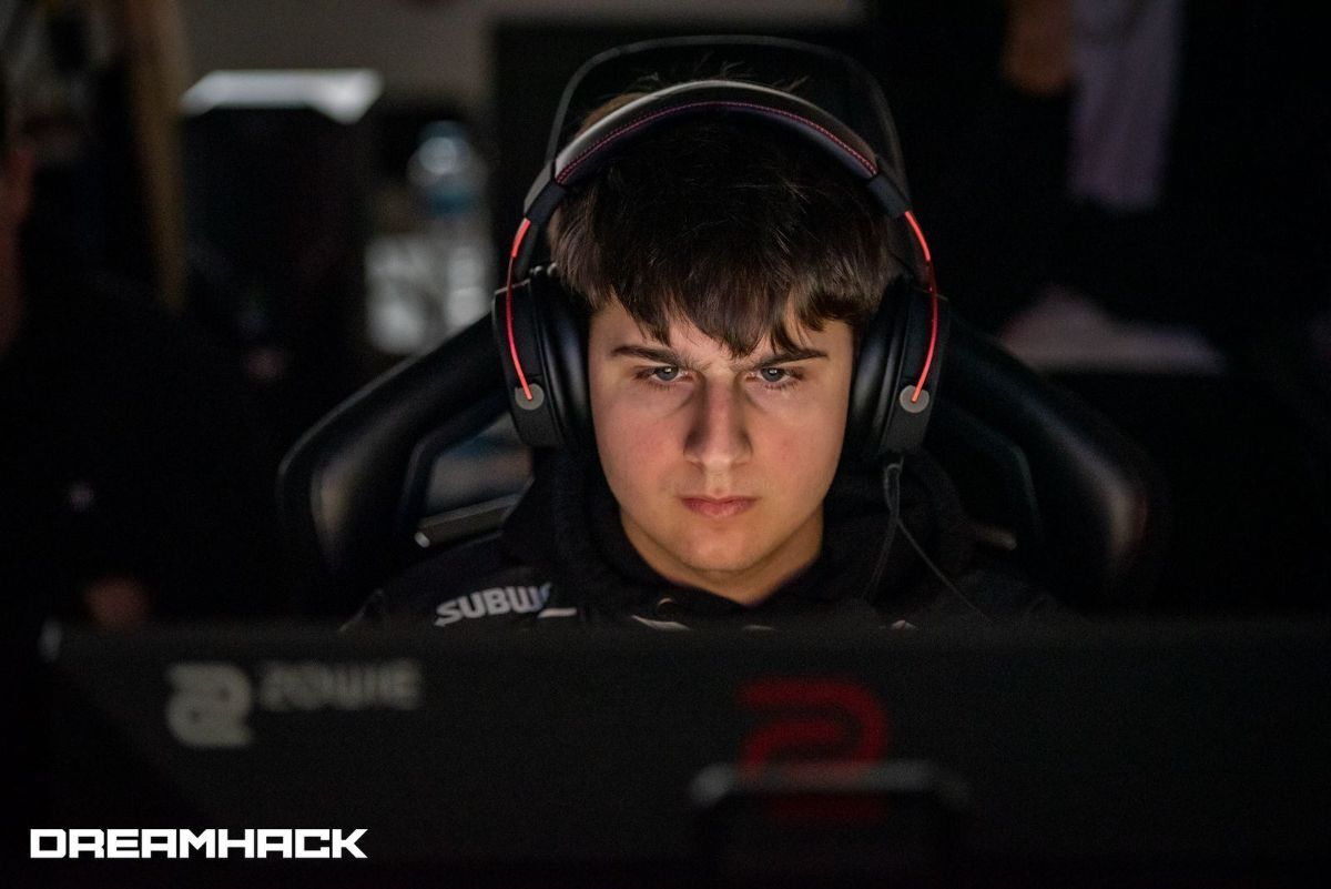 Hen Henrik Mclean focused while playing Fortnite at DreamHack tournament