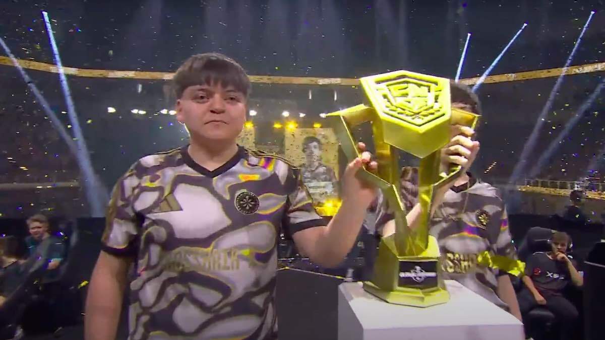 Pollo Miguel Moreno lifting Fortnite championship trophy on stage