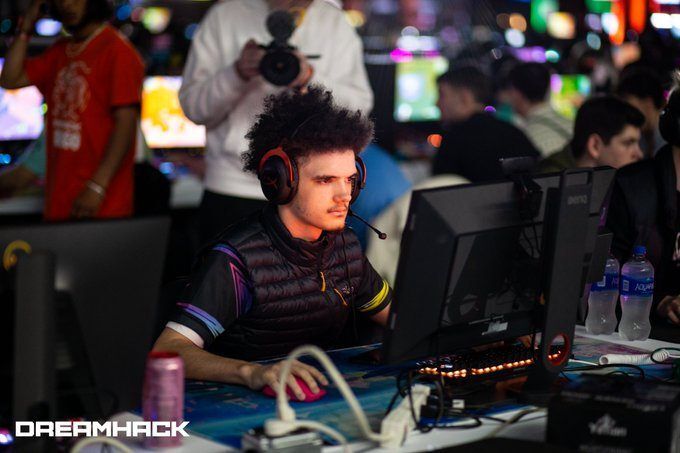 Veno playing Fortnite at DreamHack tournament on PC