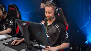 Astralis bench cadiaN, sign HooXi as a stand-in