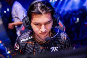 Esports player Leo Jannesson concentrating on screen with headset during competition.