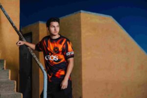 Pro player Leo Jannesson posing in a Fnatic jersey for a photoshoot.