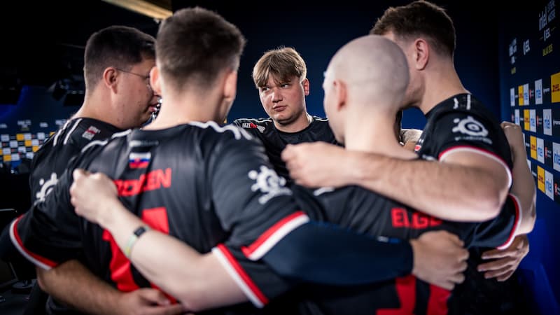 FaZe Clan huddle up at IEM Dallas 2025