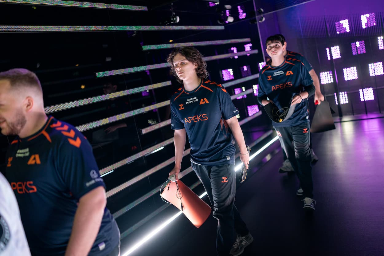 Apeks walking out on stage