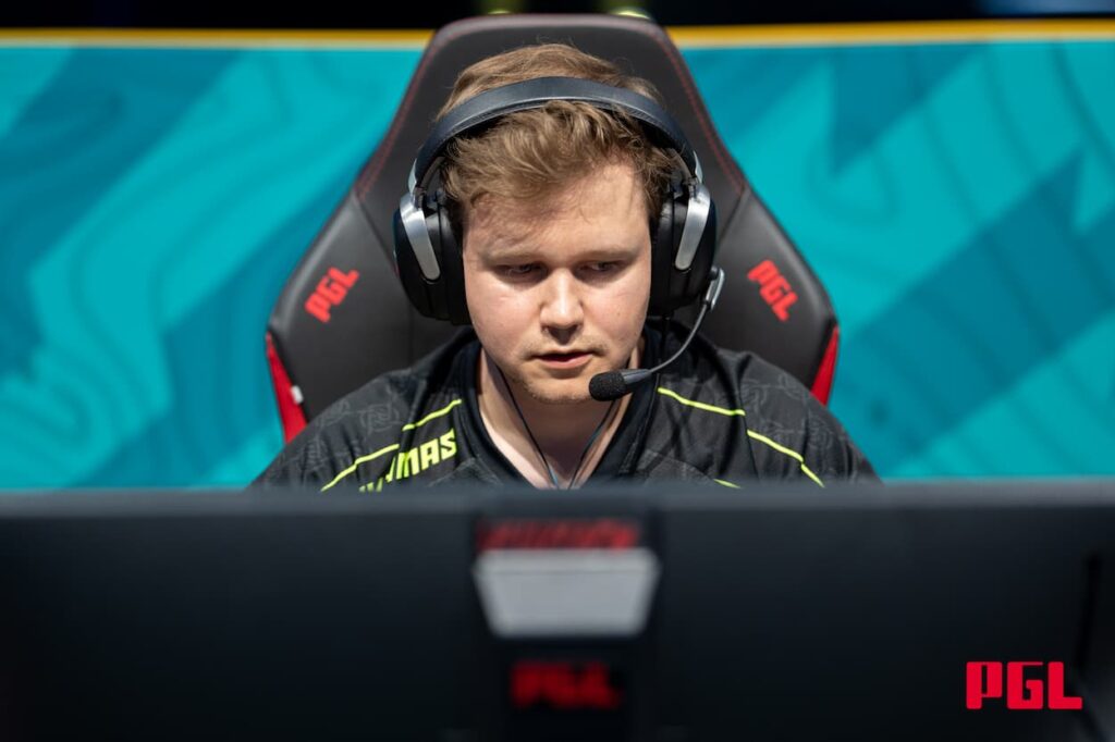 Snappi of NIP at his PC