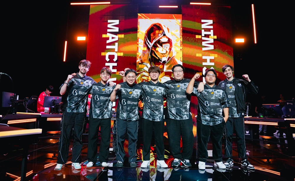 RRQ on stage after beating T1, punching their ticket to Tokyo.