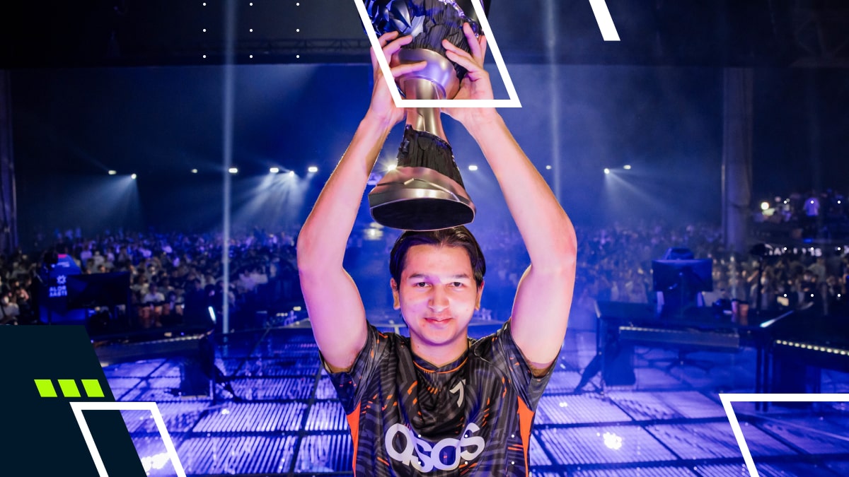 Leo Jannesson lifting a trophy on stage