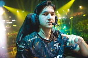 Leo Jannesson from FNATIC wearing a headset during a VALORANT match