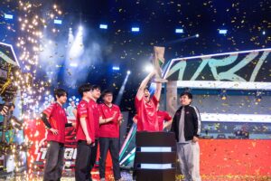 Tyloo lifting the FISSURE Trophy