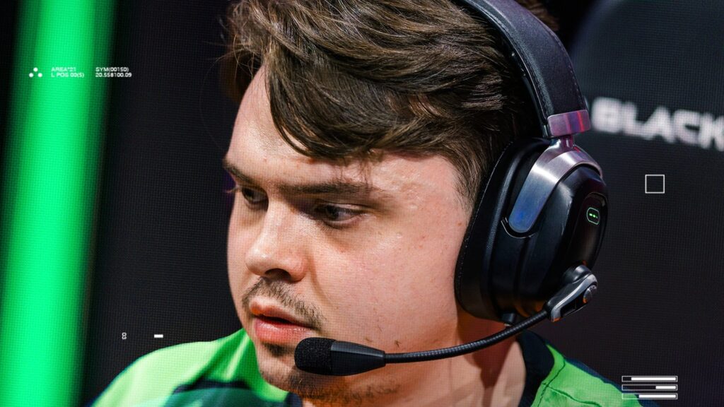 electroNic playing in a Counter-Strike tournament