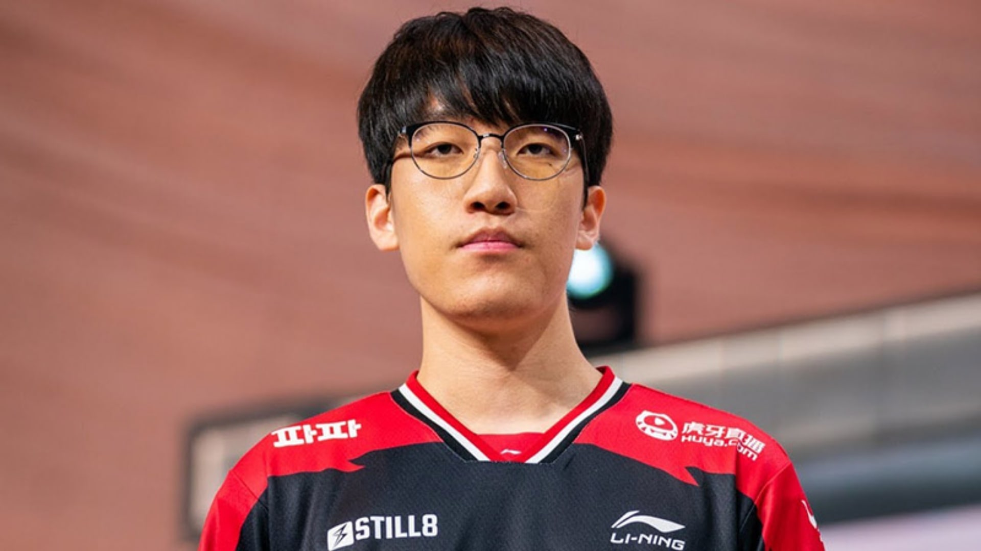 AL jungler Tarzan standing on stage in team jersey