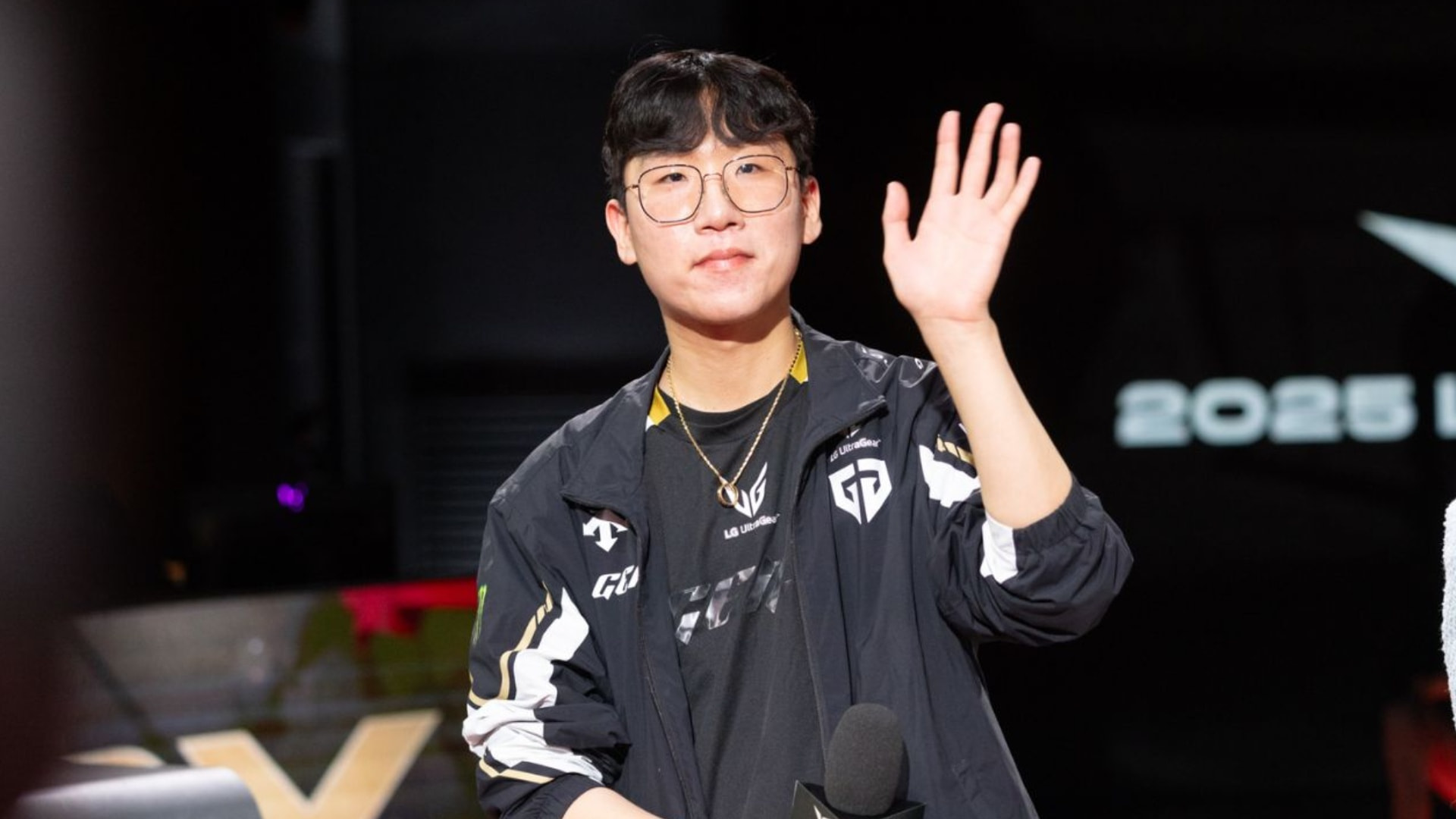 Gen.G Ruler waving to the audience while standing on stage in team jacket