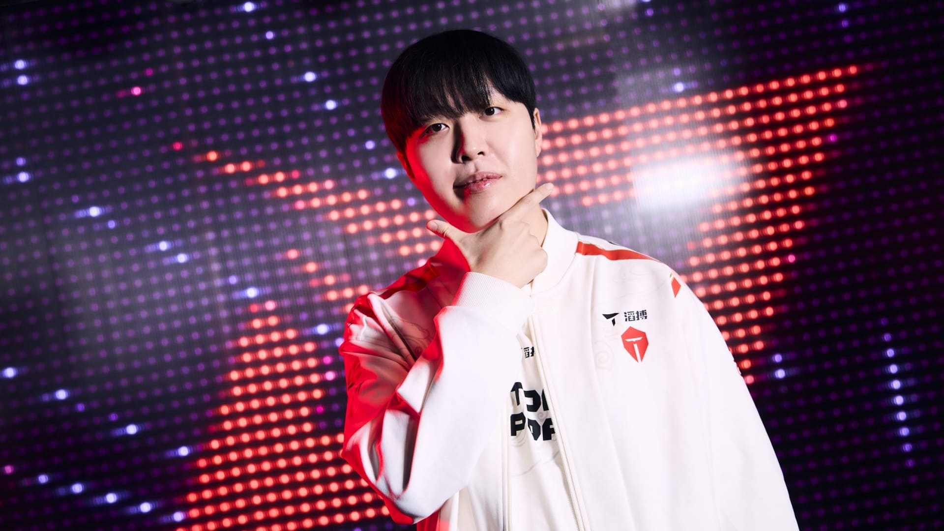 TES jungler Kanavi posing in team jacket