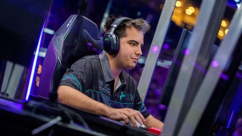 Parivision Dota 2 player at FISSURE Playground 2