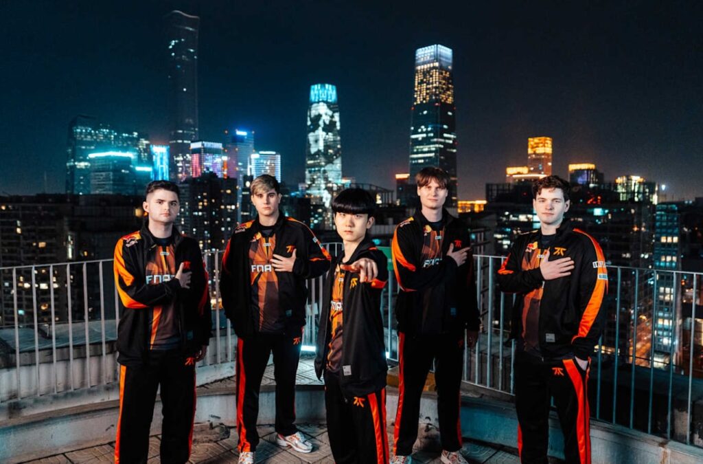 League of Legends team Fnatic posing on a rooftop with a city skyline at night
