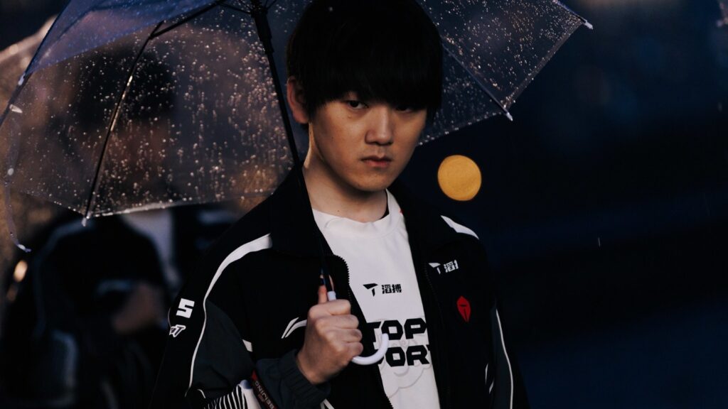 JackeyLove posing at League of Legends esports event