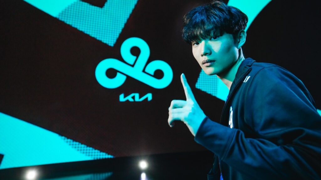 Loki posing for Cloud9