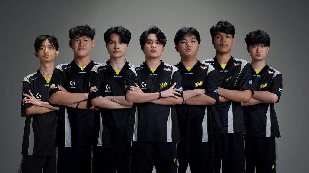 NAVI players posing together in an official team photo