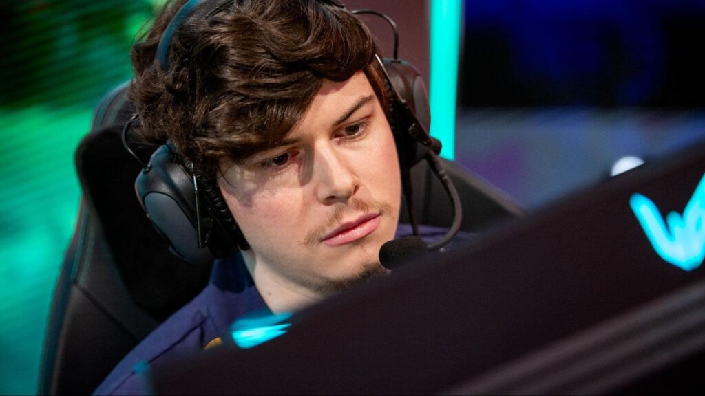 An esports competitor Raphaël "Targamas" Crabbé focuses on his monitor during a live tournament.