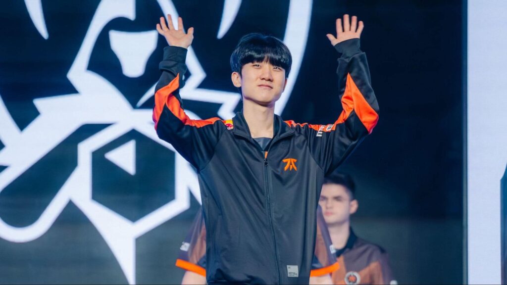 A professional esports player wearing a Fnatic jacket raises his hands on stage during The Rumour Mill segment.