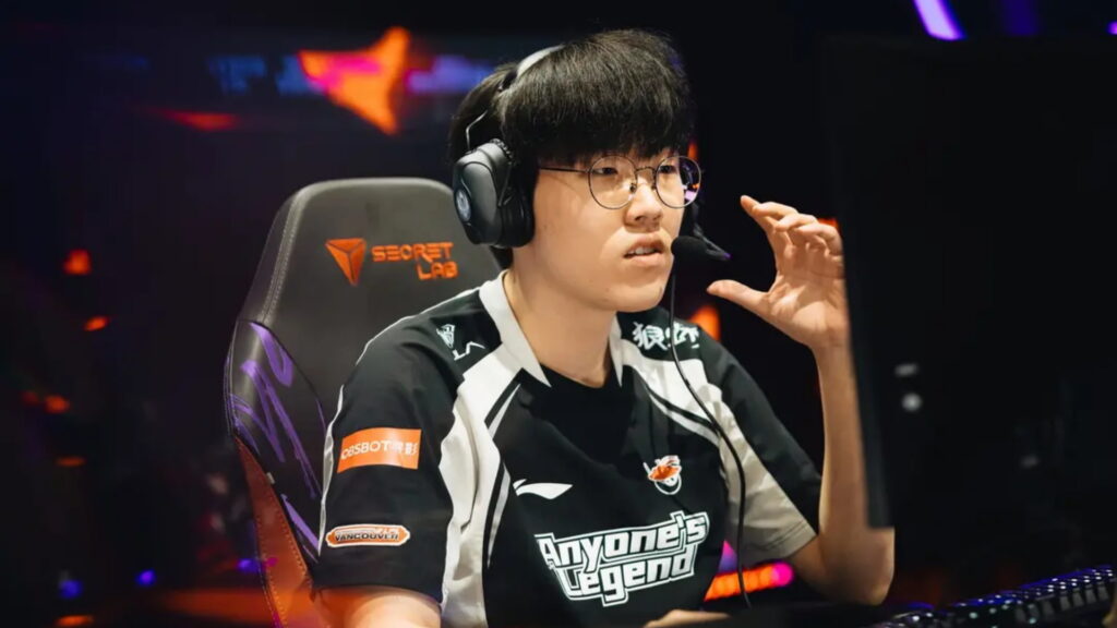 League of Legends support player from Anyone’s Legend communicating during a pro match