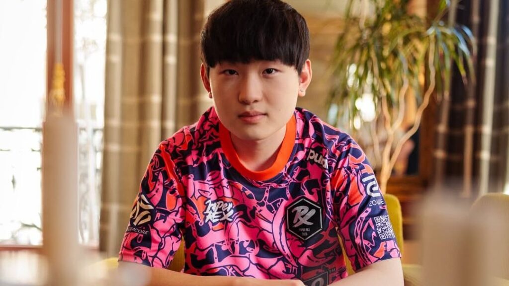 Paper Rex player Jinggg posing in a team jersey