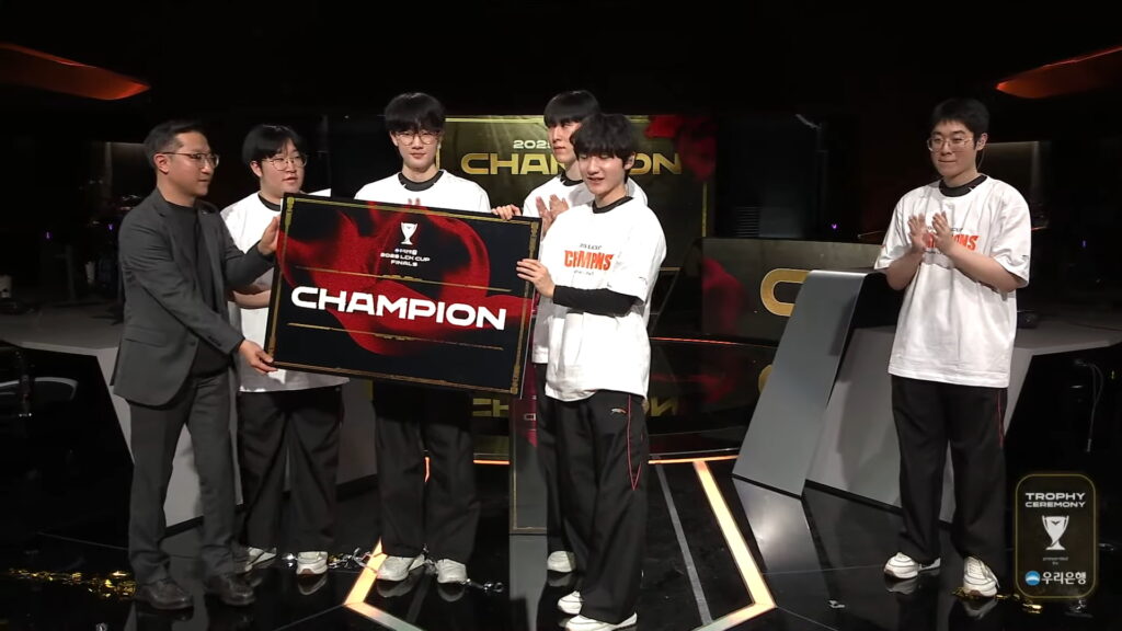 Team holding a champion plaque during an LCK Cup award ceremony