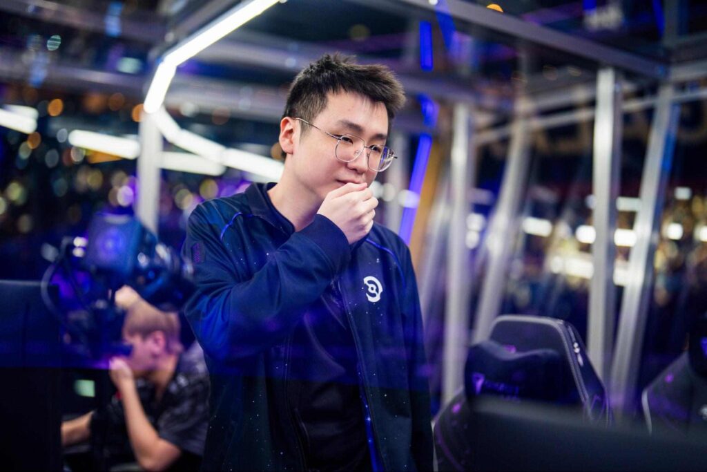 Guo “Xm” Hongcheng playing mid lane for Vici Gaming during a Dota 2 LAN tournament