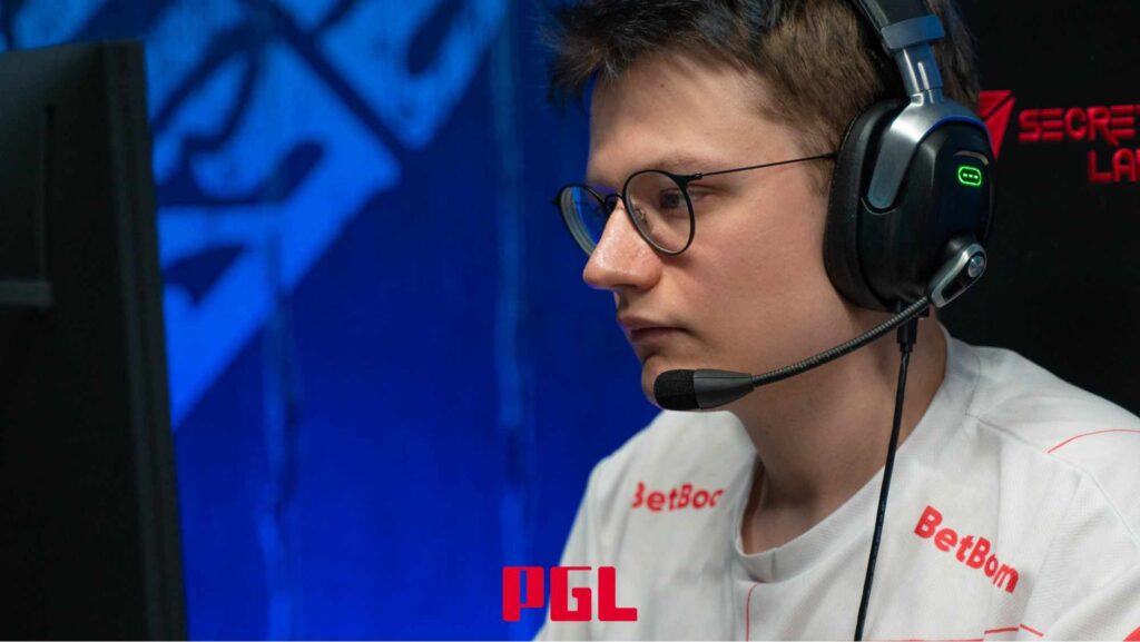 Ilya "Kiritych" Ulyanov playing carry for BetBoom Team at a Dota 2 LAN tournament