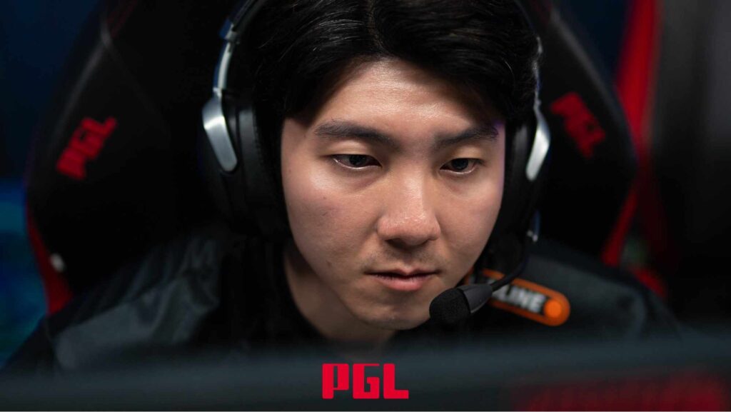 Matthew “Whitemon” Filemon playing support for Tundra Esports in a high-level Dota 2 match in 2025