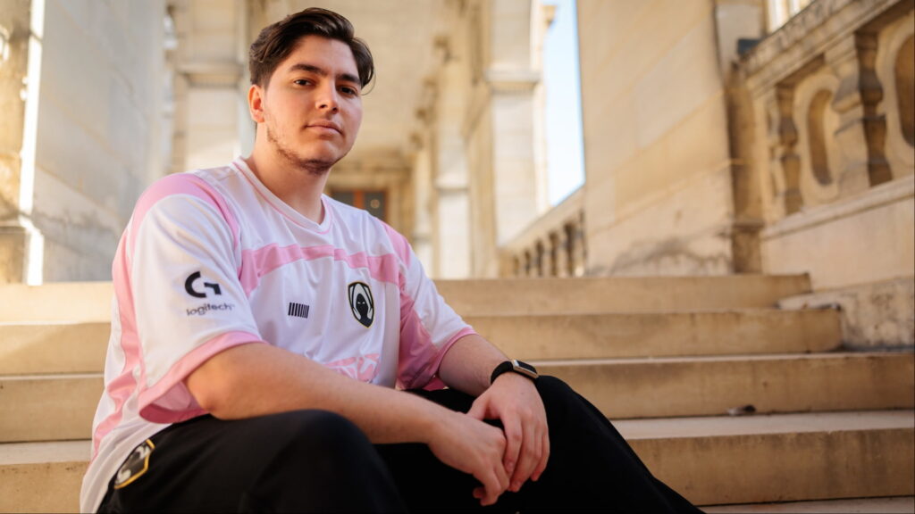 RieNs posing in a G2 Esports jersey ahead of a VALORANT competitive season