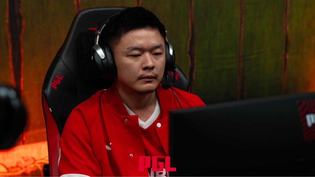Yeik “MidOne” Nai Zheng playing mid lane for MOUZ at a professional Dota 2 event