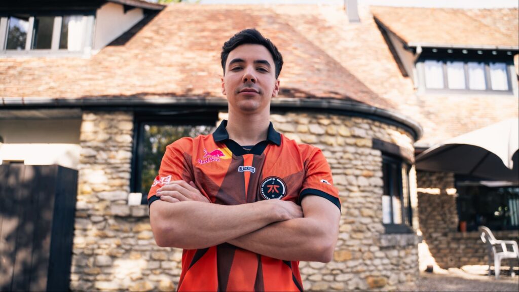 crashies posing in a Fnatic jersey during the VALORANT VCT 2025 season