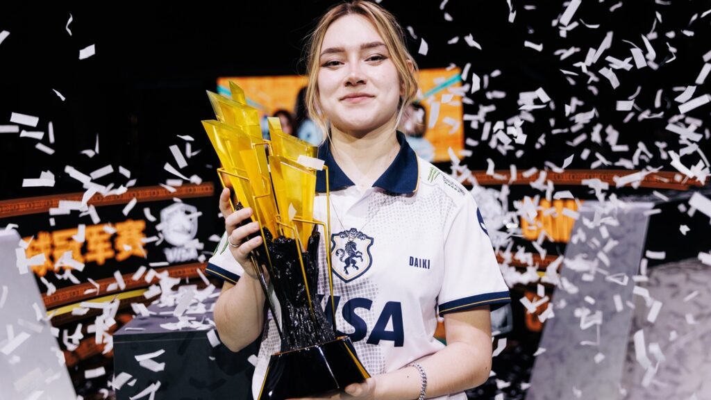 Natália "daiki" Vilela holding Valorant game Changers trophy 2025