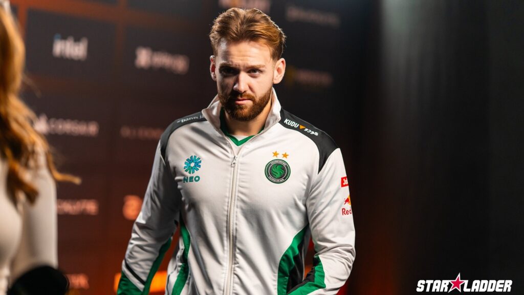 Team Falcons player Niko at CS event