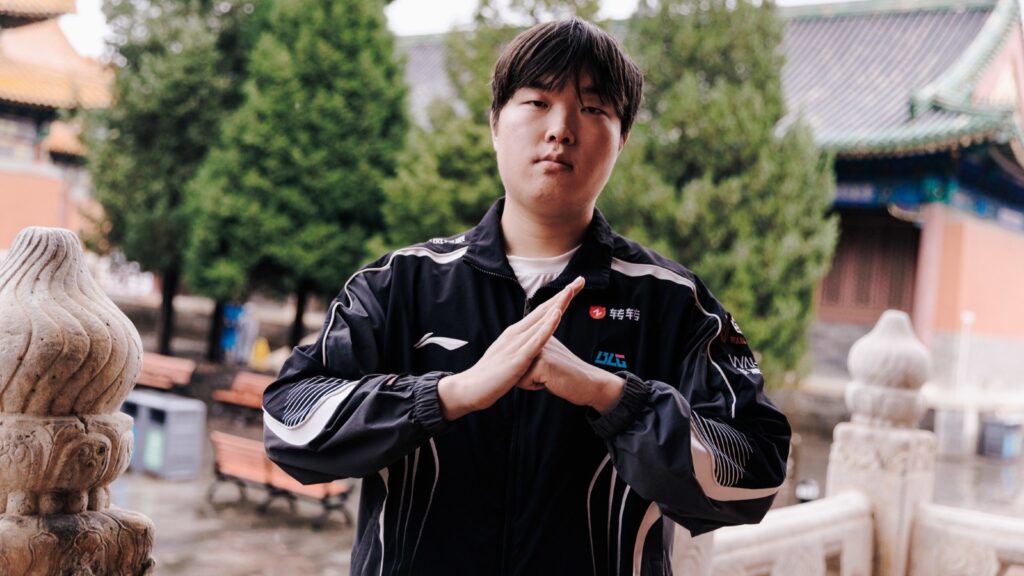 bin posing for photo at league of legends esports event