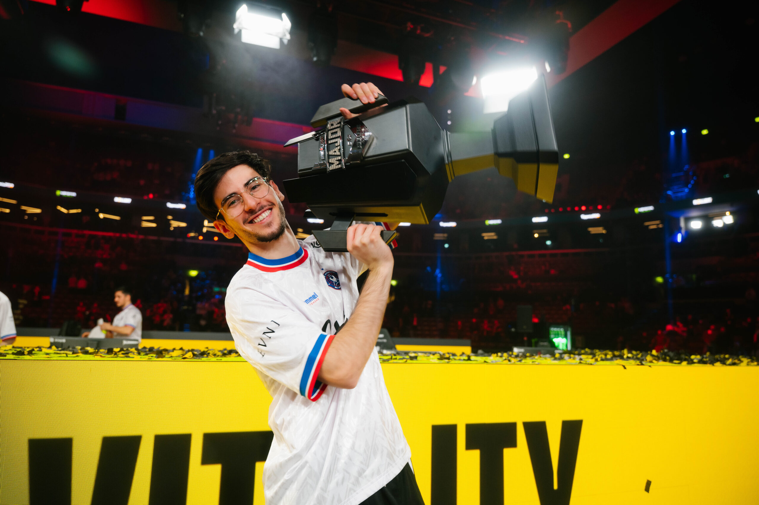 flameZ lifting CS2 Major trophy for team vitality